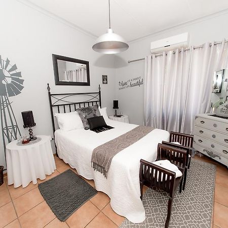 Tarentaalrand Guesthouse Upington Esterno foto